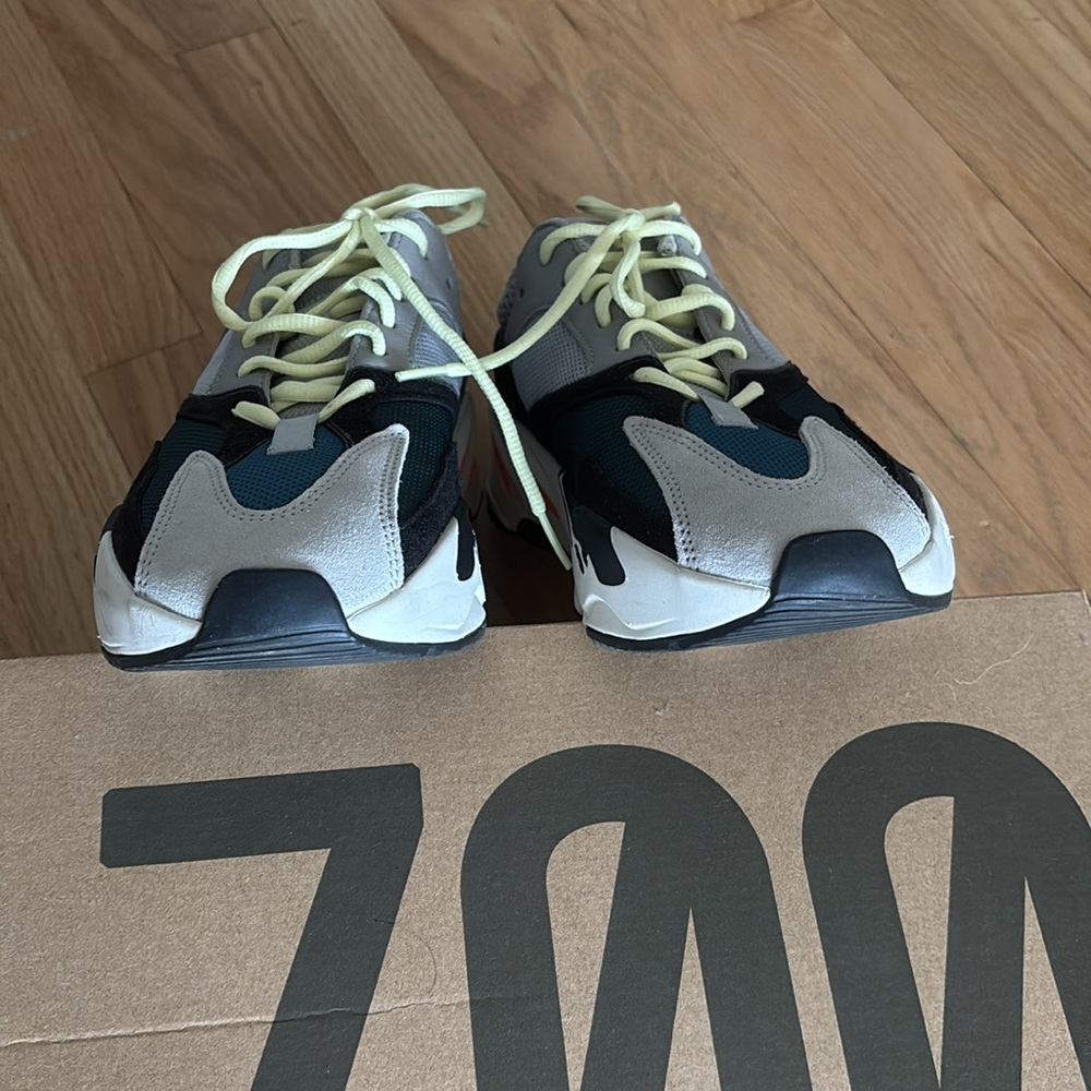 Yeezy 700 Boost Wave Runner B75571 YZY Kanye Sneaker Solid Grey/Chalk White/Core - Picture 8 of 11